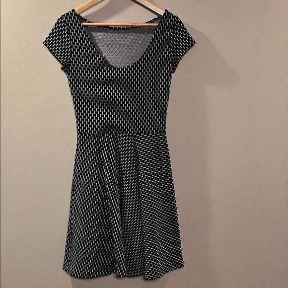 Leota Black and White Geometric Mini Dress - Picture 5 of 10